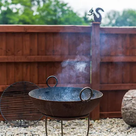 A Selection Of Countryside Lodges, Hot Tub, Fire Pits, Chidrens Play Area, Free Private Parking, Valley Views, Surrounded By Nature - A Peaceful Retreat For Everyone! West Malling Exterior photo