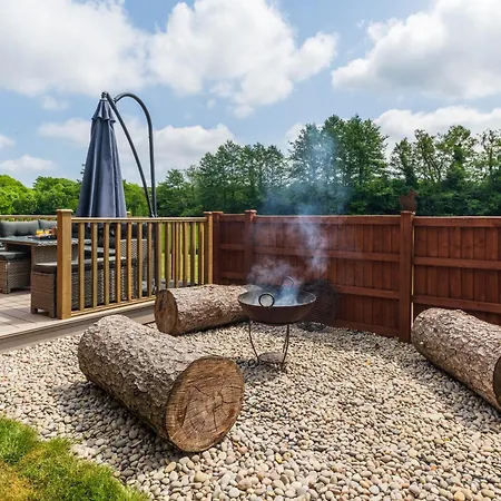 A Selection Of Countryside Lodges, Hot Tub, Fire Pits, Chidrens Play Area, Free Private Parking, Valley Views, Surrounded By Nature - A Peaceful Retreat For Everyone! West Malling Exterior photo