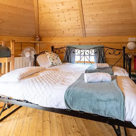 A Selection Of Countryside Lodges, Hot Tub, Fire Pits, Chidrens Play Area, Free Private Parking, Valley Views, Surrounded By Nature - A Peaceful Retreat For Everyone! West Malling Exterior photo