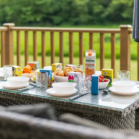 A Selection Of Countryside Lodges, Hot Tub, Fire Pits, Chidrens Play Area, Free Private Parking, Valley Views, Surrounded By Nature - A Peaceful Retreat For Everyone! West Malling Exterior photo