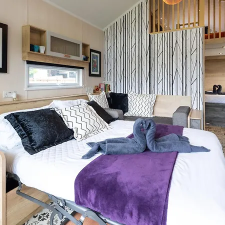 A Selection Of Countryside Lodges, Hot Tub, Fire Pits, Chidrens Play Area, Free Private Parking, Valley Views, Surrounded By Nature - A Peaceful Retreat For Everyone! West Malling Exterior photo