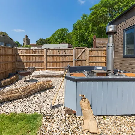 A Selection Of Countryside Lodges, Hot Tub, Fire Pits, Chidrens Play Area, Free Private Parking, Valley Views, Surrounded By Nature - A Peaceful Retreat For Everyone! West Malling Exterior photo