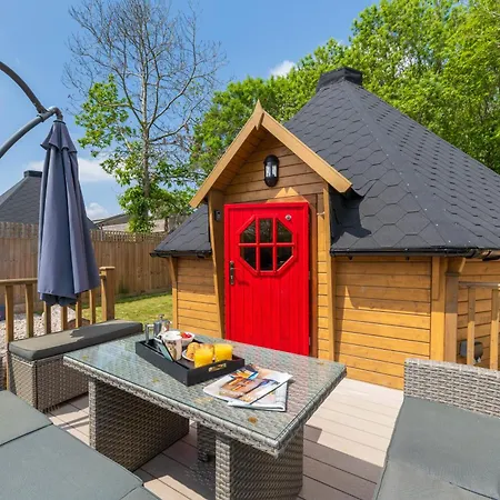 A Selection Of Countryside Lodges, Hot Tub, Fire Pits, Chidrens Play Area, Free Private Parking, Valley Views, Surrounded By Nature - A Peaceful Retreat For Everyone! West Malling Exterior photo