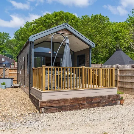 A Selection Of Countryside Lodges, Hot Tub, Fire Pits, Chidrens Play Area, Free Private Parking, Valley Views, Surrounded By Nature - A Peaceful Retreat For Everyone! West Malling Exterior photo