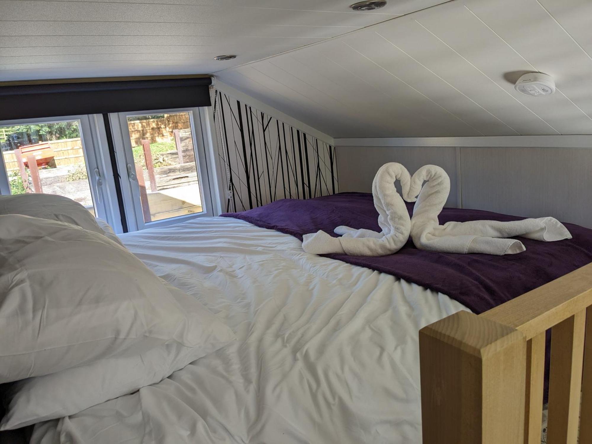 Woods Meadow Luxury Tiny House Nr Diggerland, Kent Campsite West Malling
