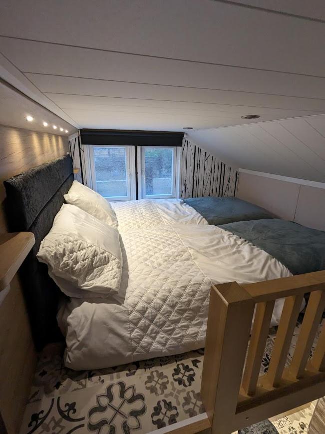 Woods Meadow Luxury Tiny House Nr Diggerland, Kent * West Malling