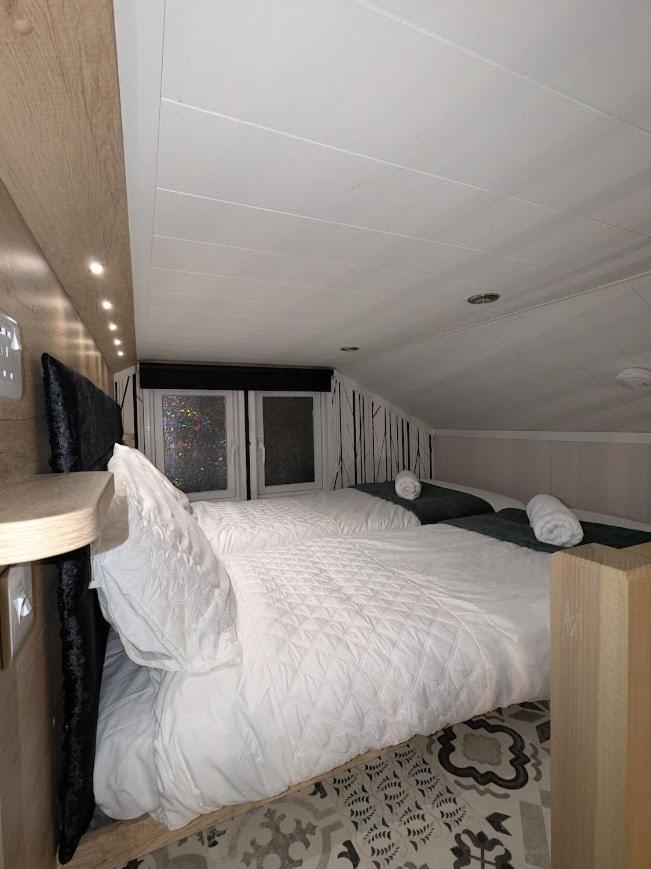 Campsite Woods Meadow Luxury Tiny House Nr Diggerland, Kent *